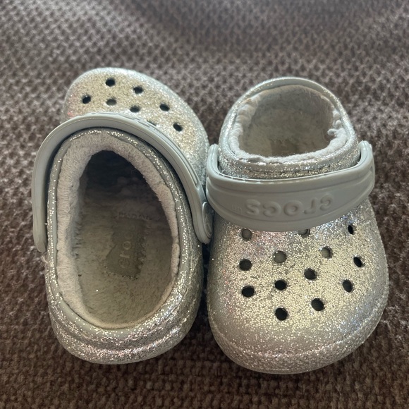 CROCS Toddler size C4 Shimmering Silver Fleece-Lined Shoes - Picture 1 of 4